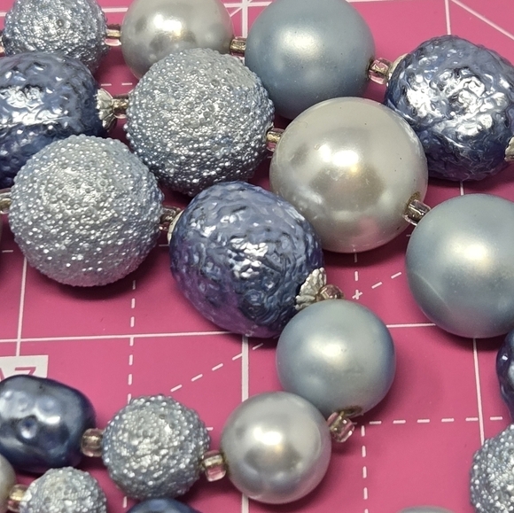 VINTAGE JAPAN THREE STRAND BEADED NECKLACE SHADES OF BLUE WOMEN COSTUME JEWELRY - Picture 9 of 9